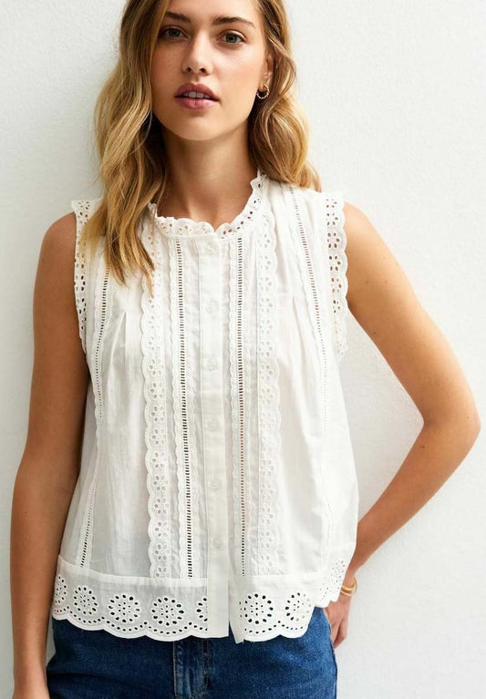 Helga – Top Bianco Smanicato in Broderie Anglaise