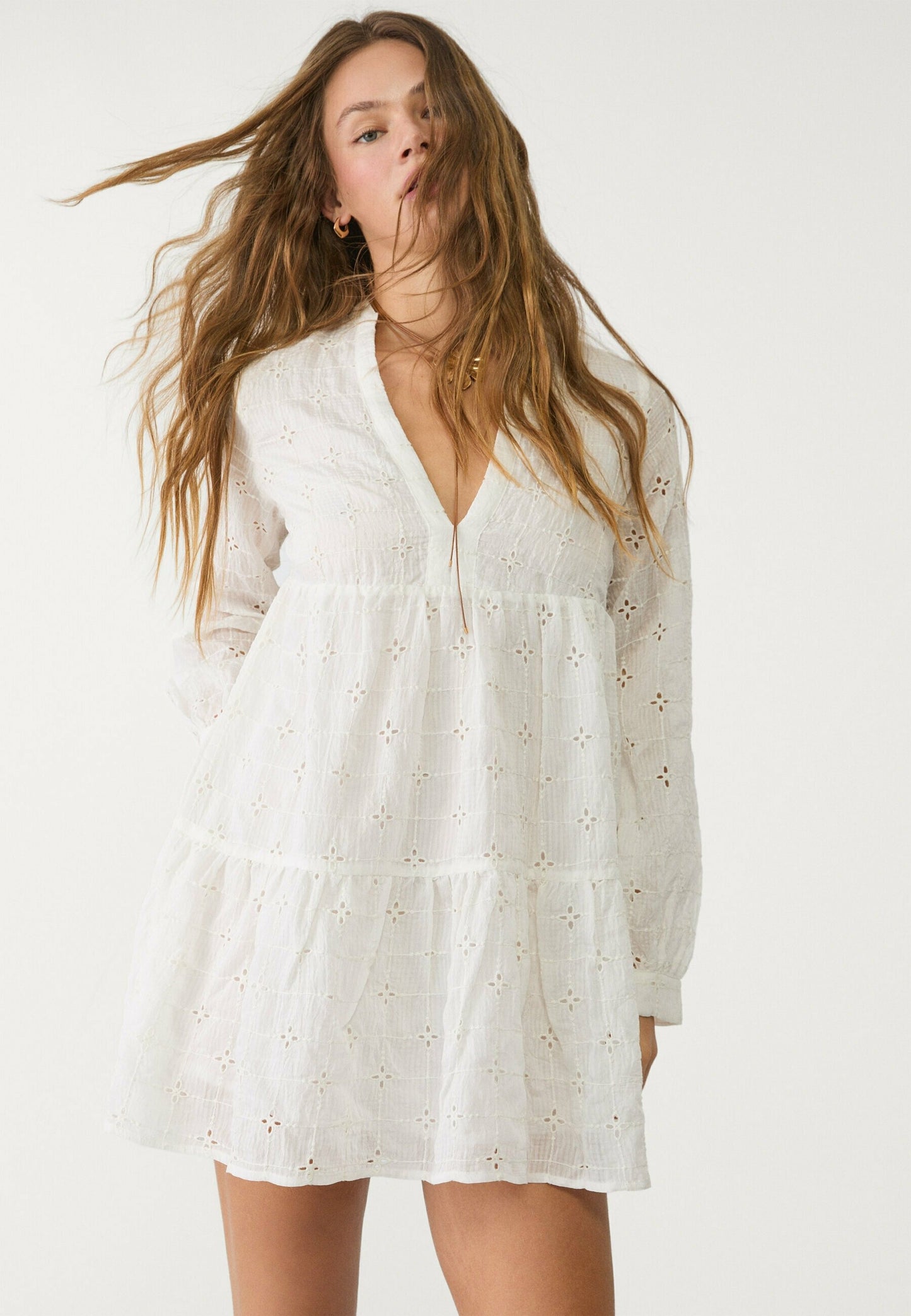 Honoria – Abito Casual con Ricami Bianco Fresco