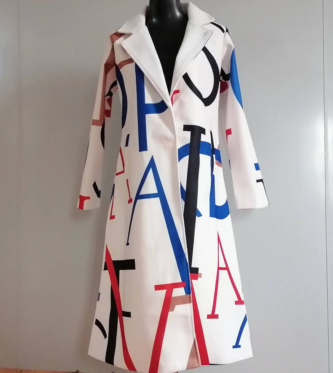 Teresa – Cappotto Lungo Oversize con Scritta Audace