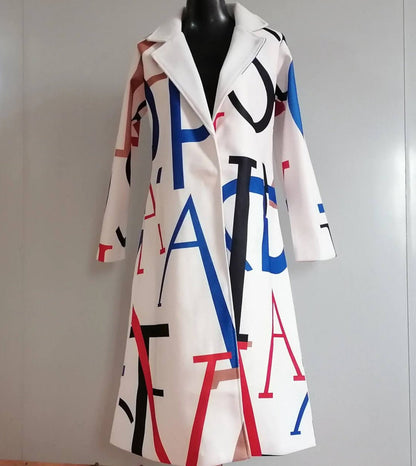 Teresa – Cappotto Lungo Oversize con Scritta Audace