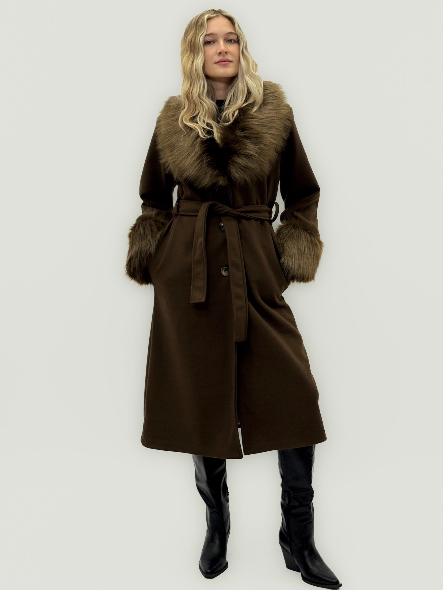 Riviera – Cappotto Lungo con Collo e Polsini Morbidi