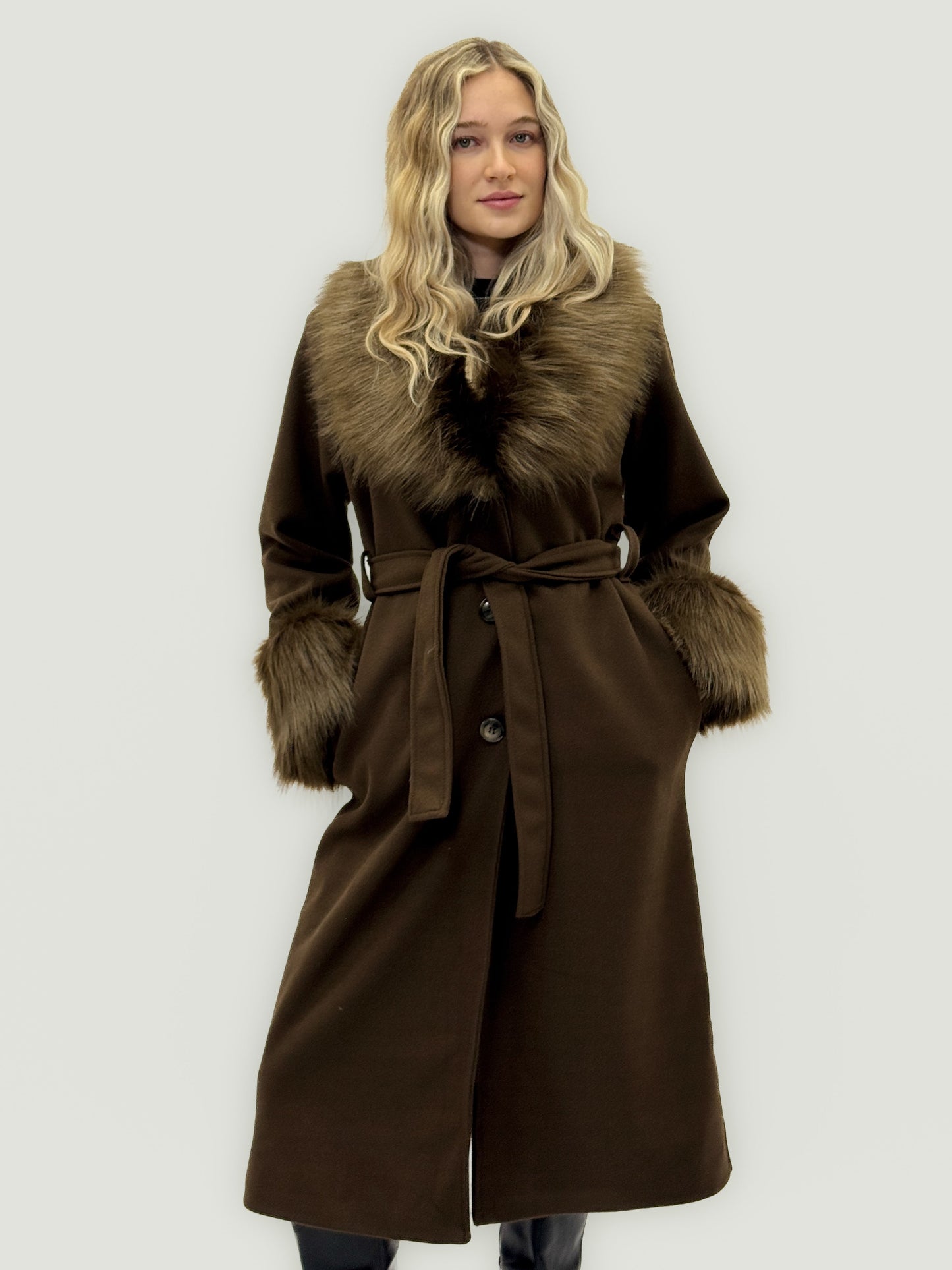 Riviera – Cappotto Lungo con Collo e Polsini Morbidi