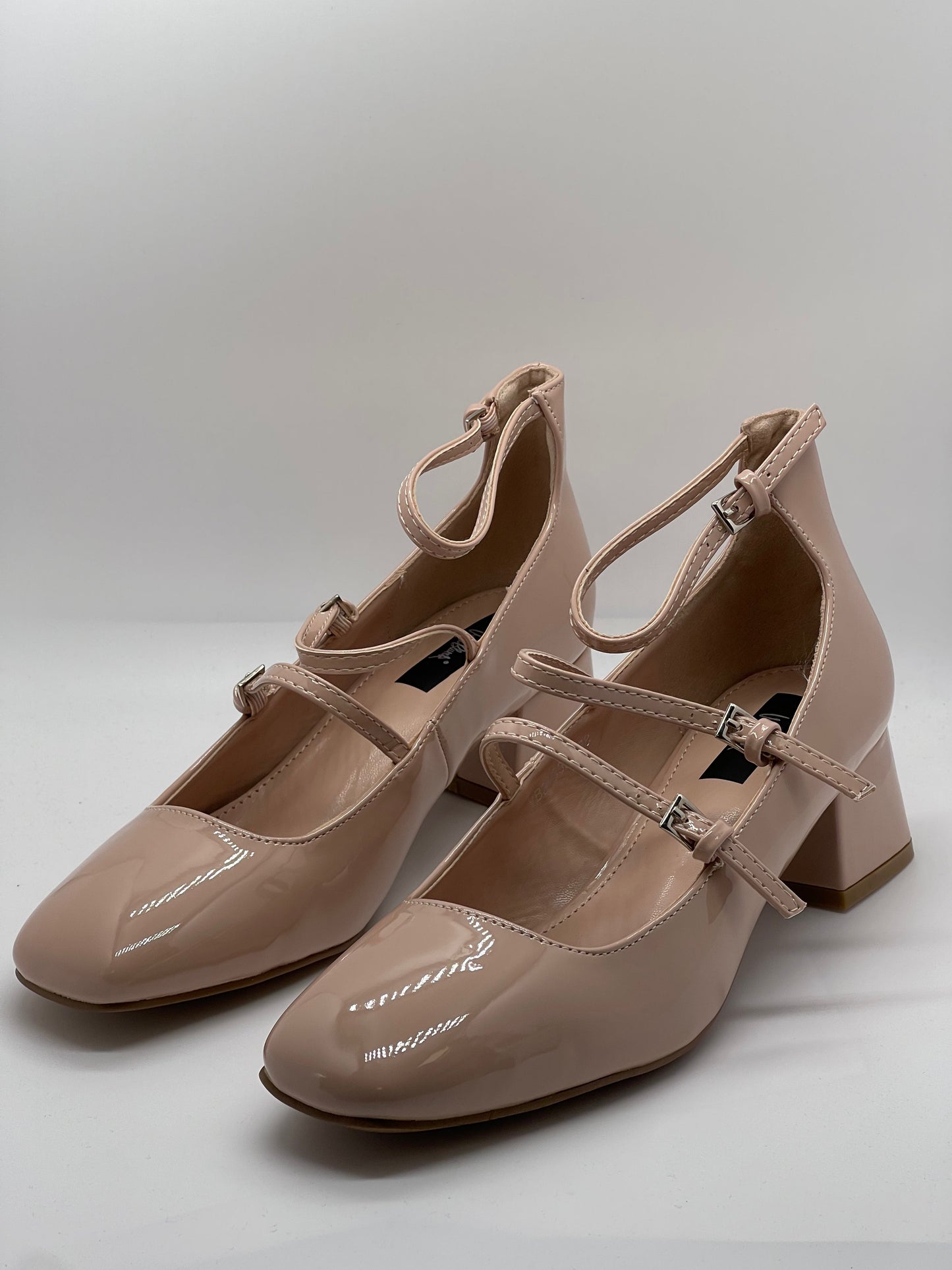 Guendalina – Scarpe Con Tacco E Fibbie Per Un Look Sofisticato