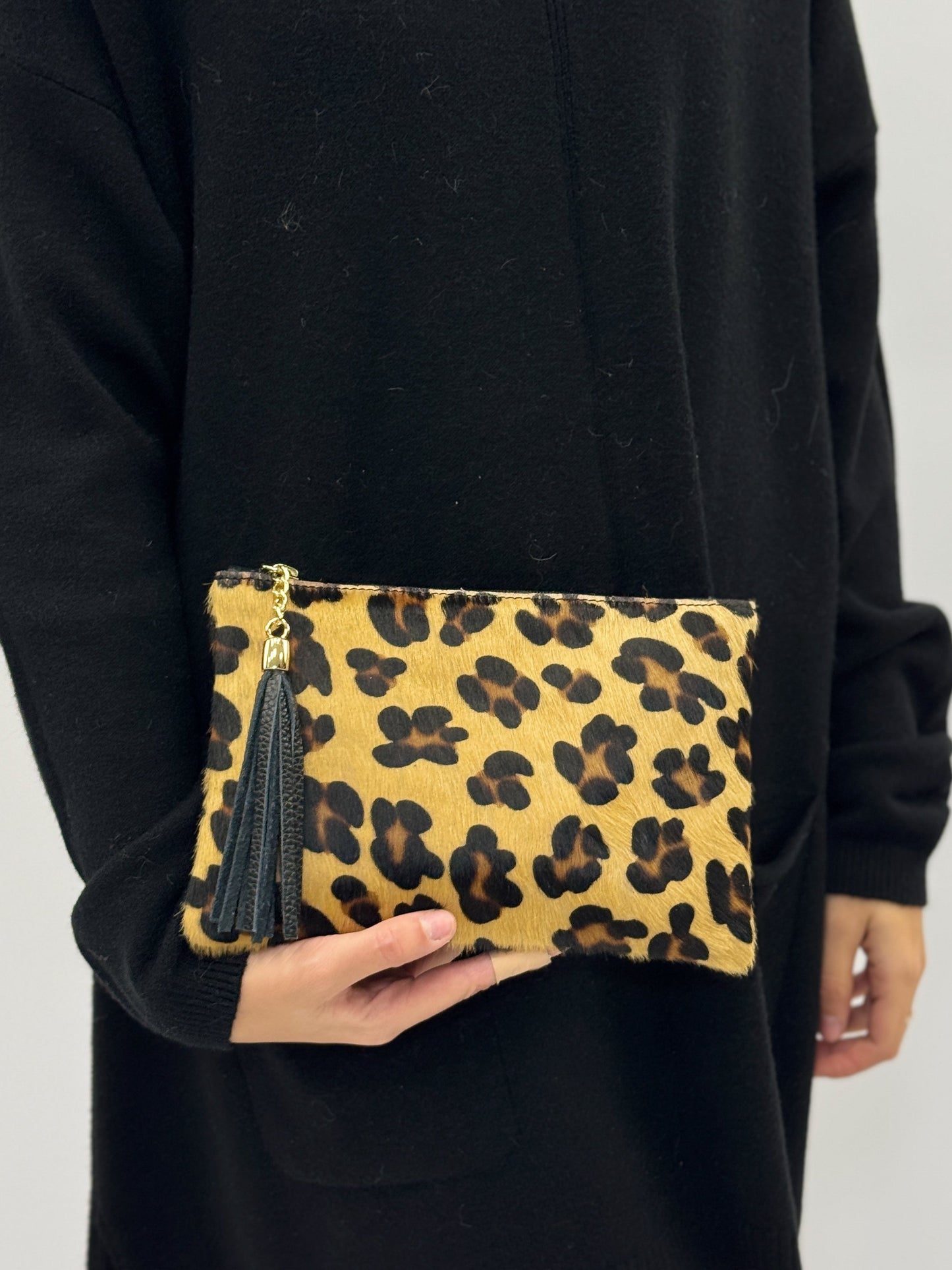 Dora – Pochette Media Elegante Con Rifiniture Di Pregio