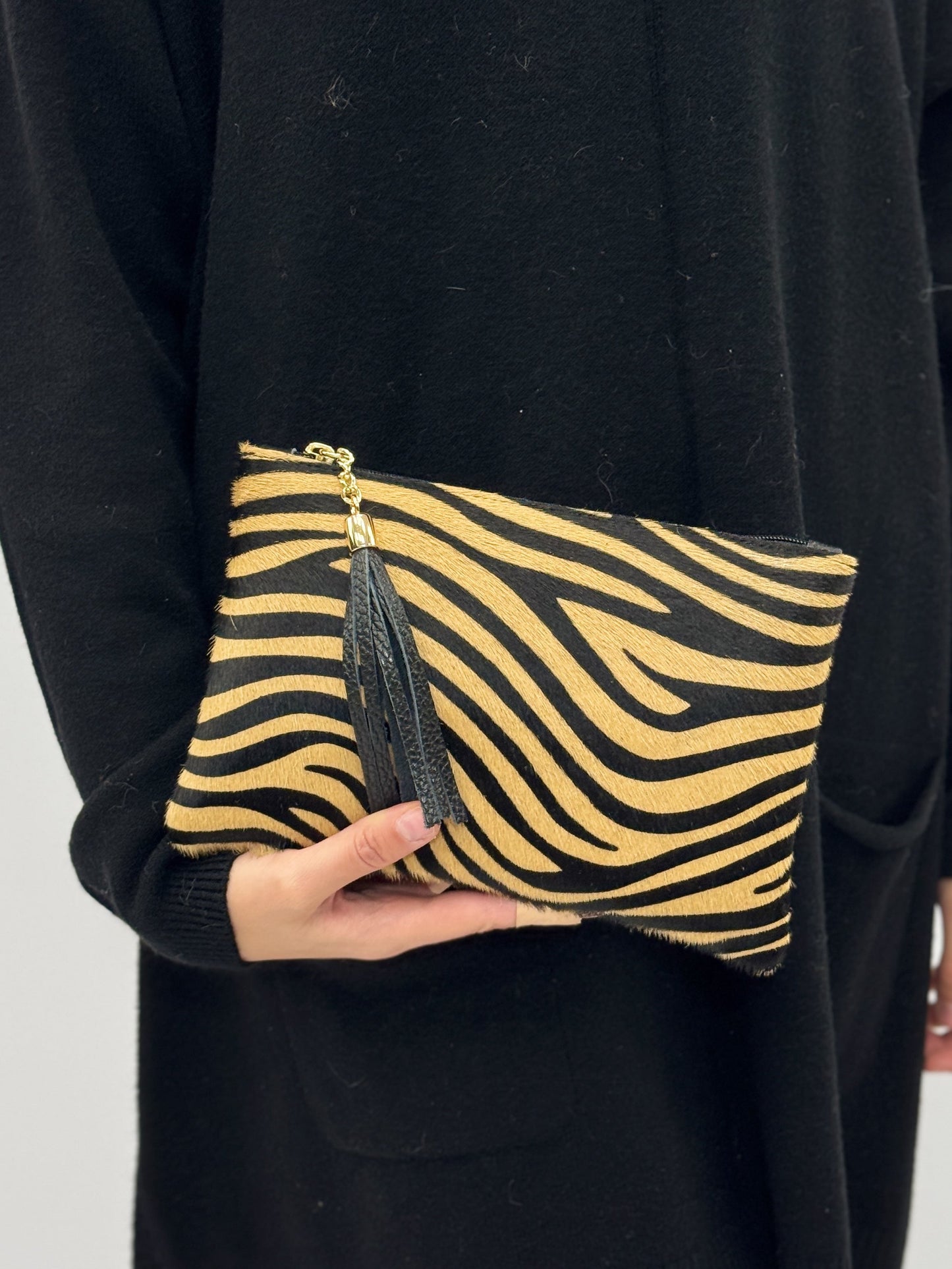 Dora – Pochette Media Elegante Con Rifiniture Di Pregio