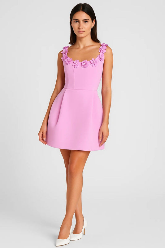 Karine – Abito Corto Rosa con Dettagli Floreali Elegante Rosa