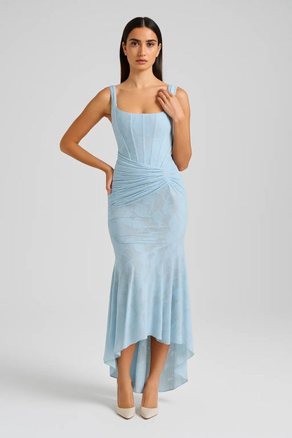 Katerina – Abito Asimmetrico Jacquard Floreale con Drappeggio Azzurro