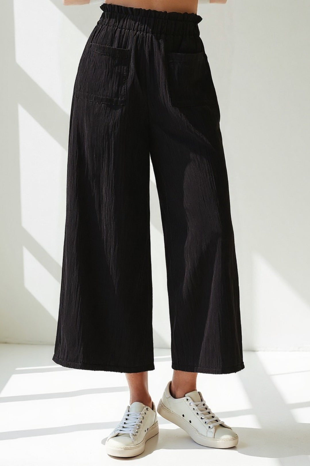 Veronica – Pantaloni Ampi in Tessuto Goffrato Vita Alta Donna