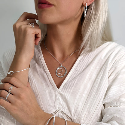 Agnese – Bracciale Sottile Argento Sterling Nodo d'Amore con Gancio