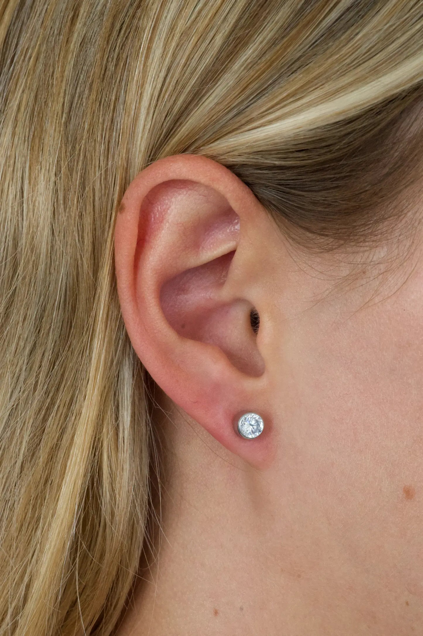 Lunarda – Orecchini Punto Luce in Titanio Platino con Moissanite