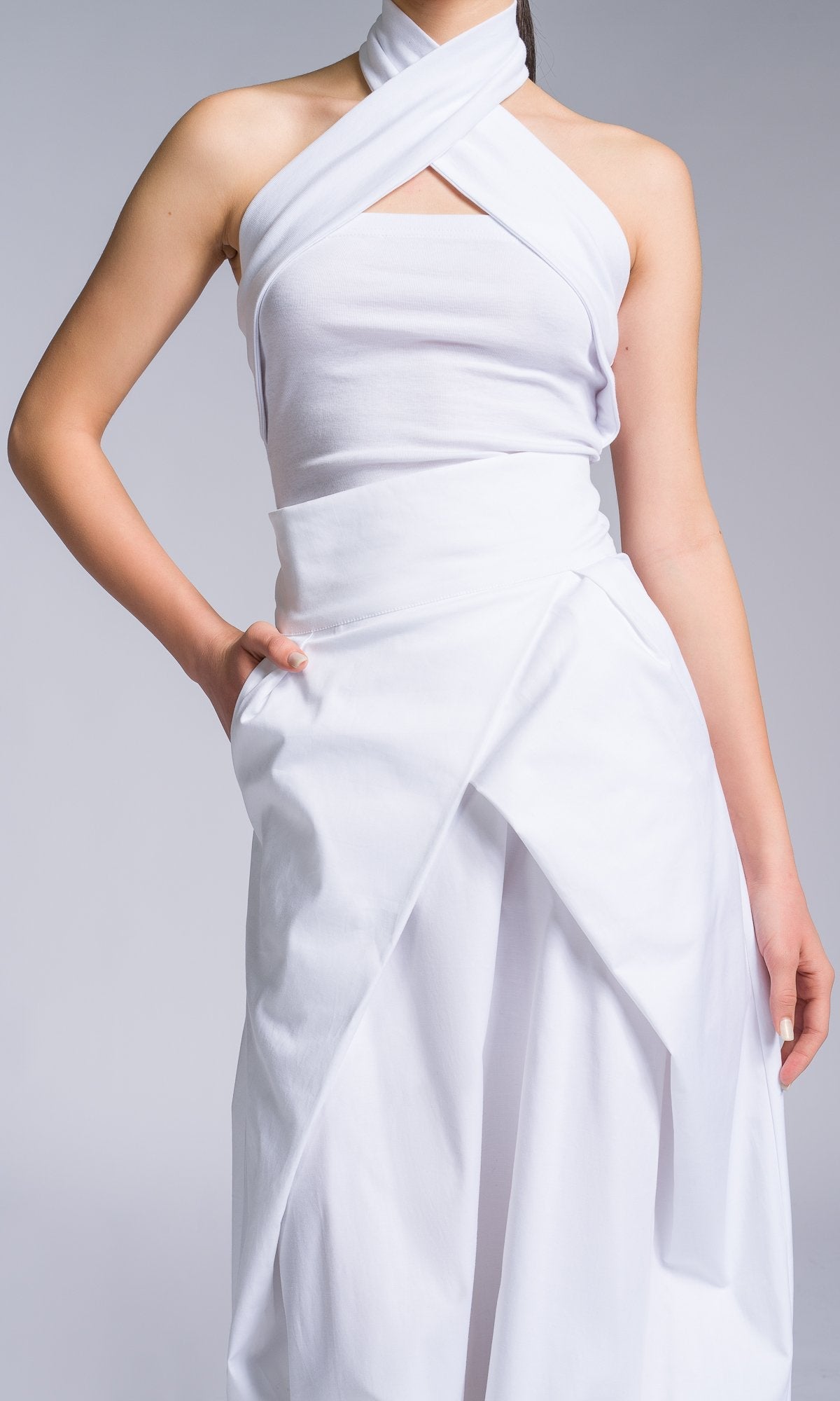 Quineta – Gonna Lunga Accavallata Davanti Donna Elegante