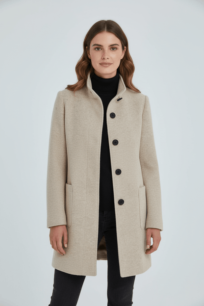 Silvia – Cappotto Strutturato Con Collo Alto E Abbottonatura Frontale