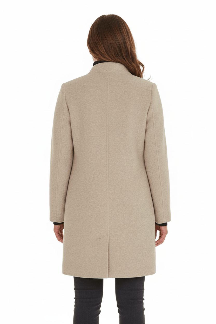 Silvia – Cappotto Strutturato Con Collo Alto E Abbottonatura Frontale