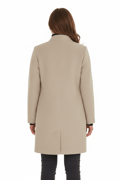 Silvia – Cappotto Strutturato Con Collo Alto E Abbottonatura Frontale