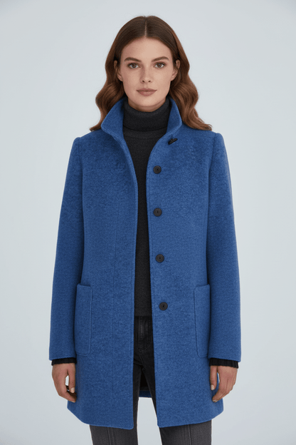 Silvia – Cappotto Strutturato Con Collo Alto E Abbottonatura Frontale