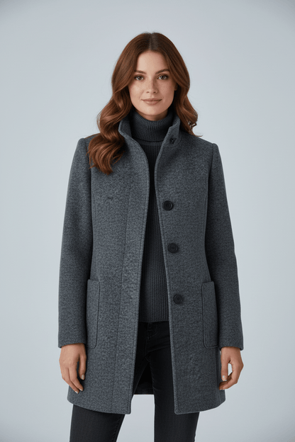 Silvia – Cappotto Strutturato Con Collo Alto E Abbottonatura Frontale