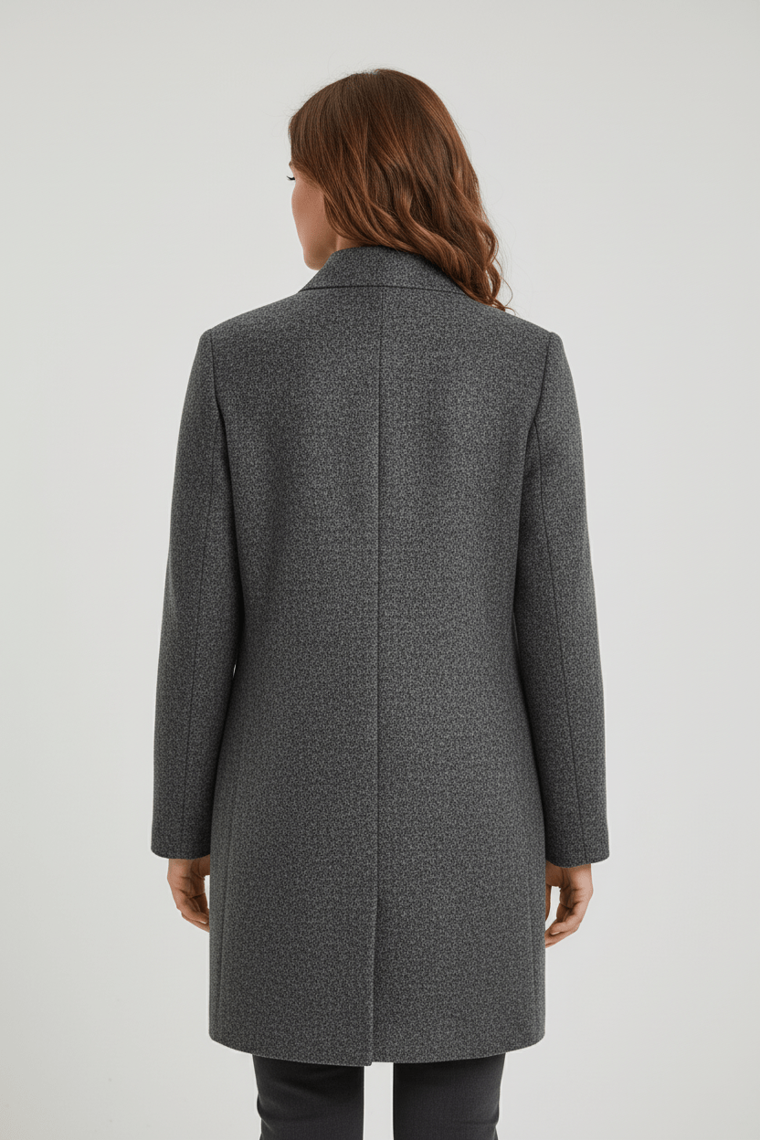 Silvia – Cappotto Strutturato Con Collo Alto E Abbottonatura Frontale