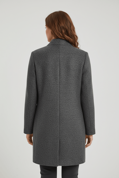 Silvia – Cappotto Strutturato Con Collo Alto E Abbottonatura Frontale