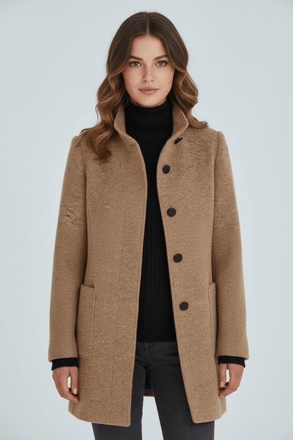 Silvia – Cappotto Strutturato Con Collo Alto E Abbottonatura Frontale
