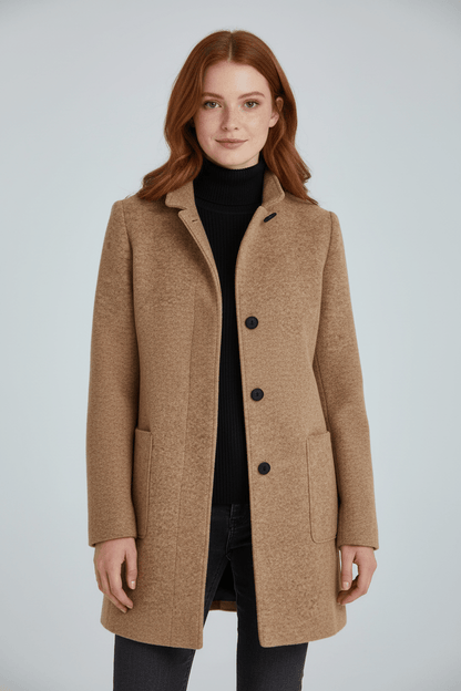 Silvia – Cappotto Strutturato Con Collo Alto E Abbottonatura Frontale