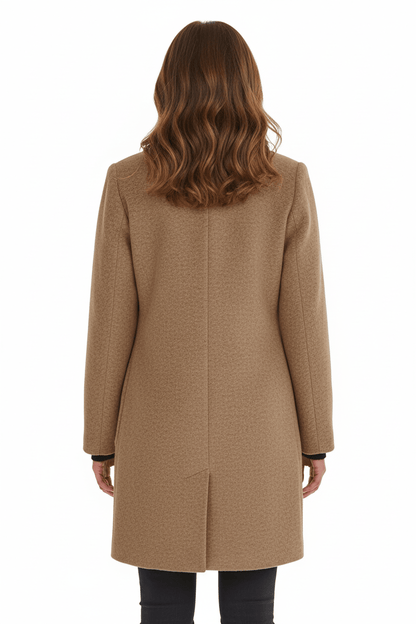 Silvia – Cappotto Strutturato Con Collo Alto E Abbottonatura Frontale