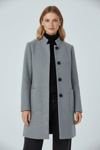 Silvia – Cappotto Strutturato Con Collo Alto E Abbottonatura Frontale