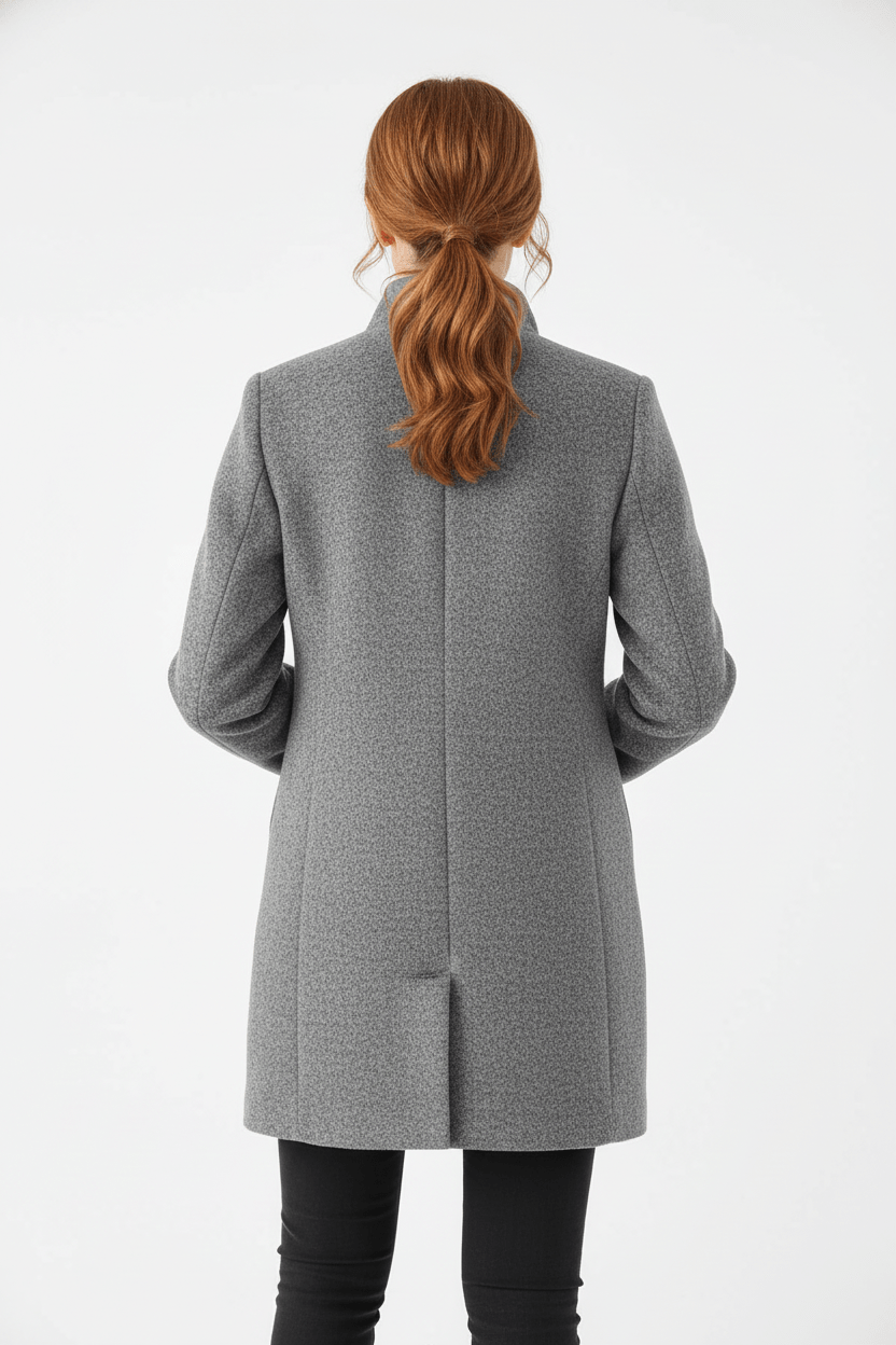 Silvia – Cappotto Strutturato Con Collo Alto E Abbottonatura Frontale