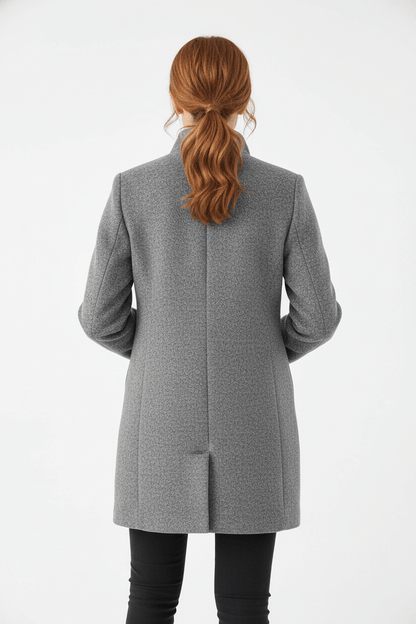 Silvia – Cappotto Strutturato Con Collo Alto E Abbottonatura Frontale