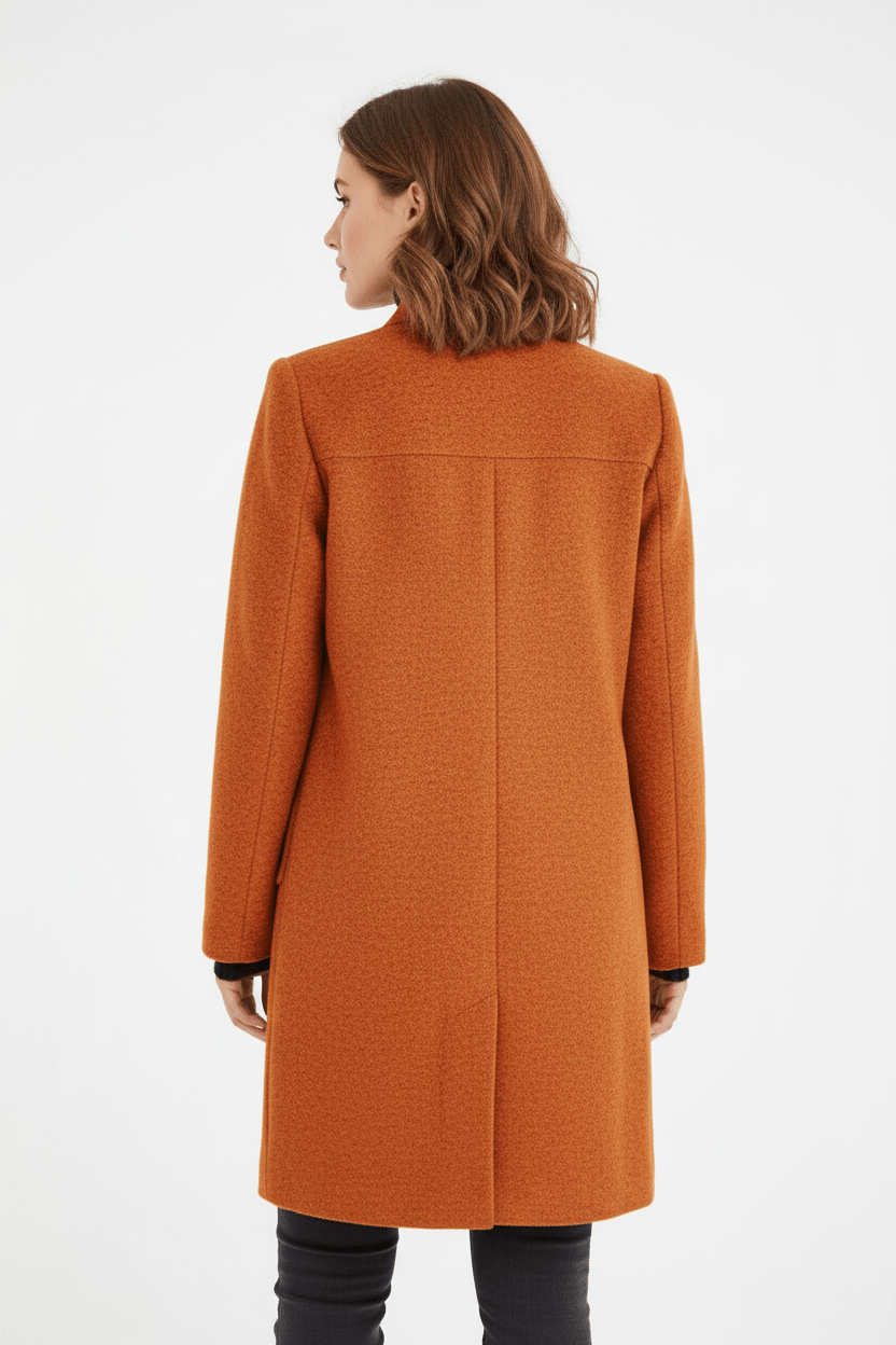 Silvia – Cappotto Strutturato Con Collo Alto E Abbottonatura Frontale