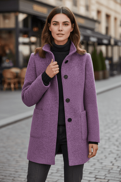 Silvia – Cappotto Strutturato Con Collo Alto E Abbottonatura Frontale