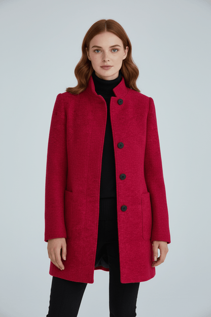 Silvia – Cappotto Strutturato Con Collo Alto E Abbottonatura Frontale