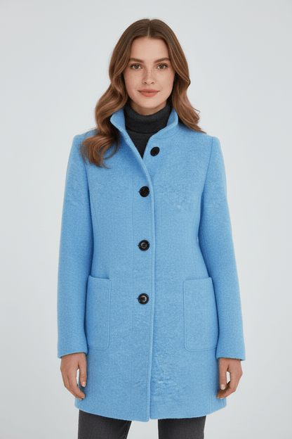 Silvia – Cappotto Strutturato Con Collo Alto E Abbottonatura Frontale