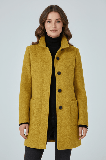 Silvia – Cappotto Strutturato Con Collo Alto E Abbottonatura Frontale