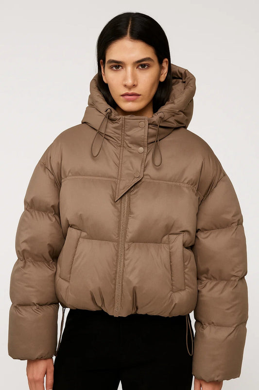 Stefania – Piumino Corto Cappuccio Chiusura Asimmetrica