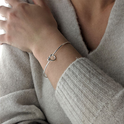 Agnese – Bracciale Sottile Argento Sterling Nodo d'Amore con Gancio