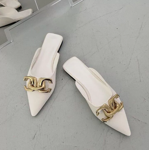 Rini – Slippers a Punta Nere con Catena Elegante